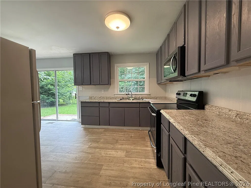 3 bed, 2.0 bath, 2150 sqft, $1,325 — Photo 4