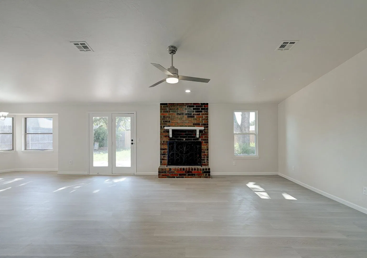11601 Matthews Ave — Photo 3