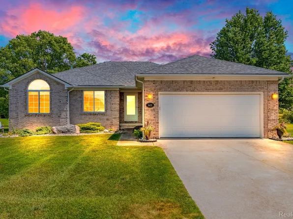 8419 Forest Glen Dr, Grand Blanc, MI 48439