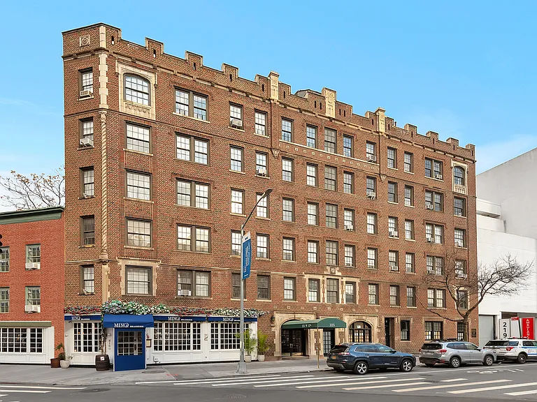 225 W 12th St #4C — Photo 1