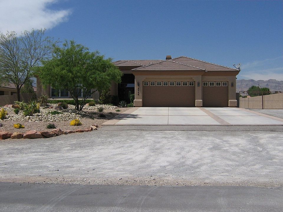 Horse Zoned *3/4 Acres* 3 Car Garage