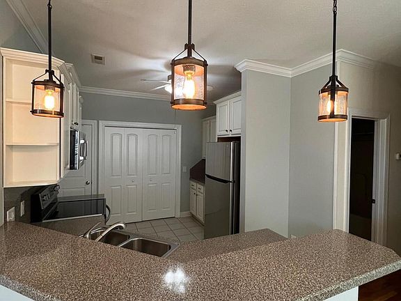 5th image of 2044 Cambria Dr #B