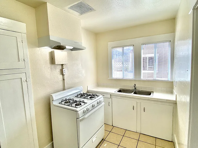 1032 W 1st St #B — Photo 3