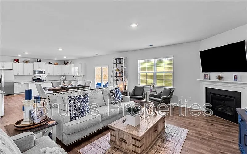 4 bed, 3.5 bath, 3108 sqft, $3,325 — Photo 4