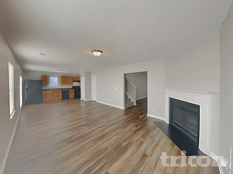 945 Schofield Ln — Photo 4