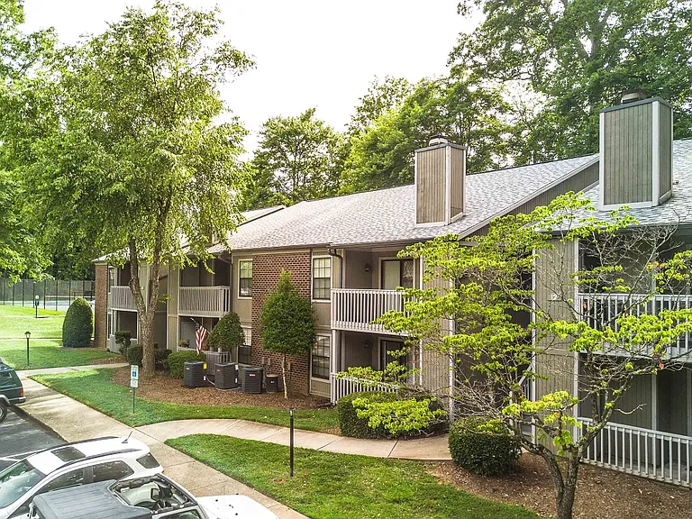 Hanover Court Apartments — Photo 3