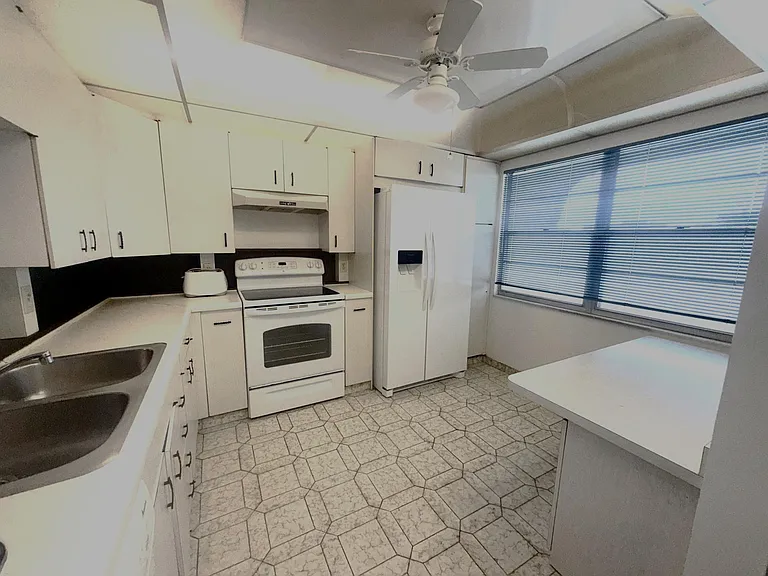 2901 Victoria Cir #H4 — Photo 6