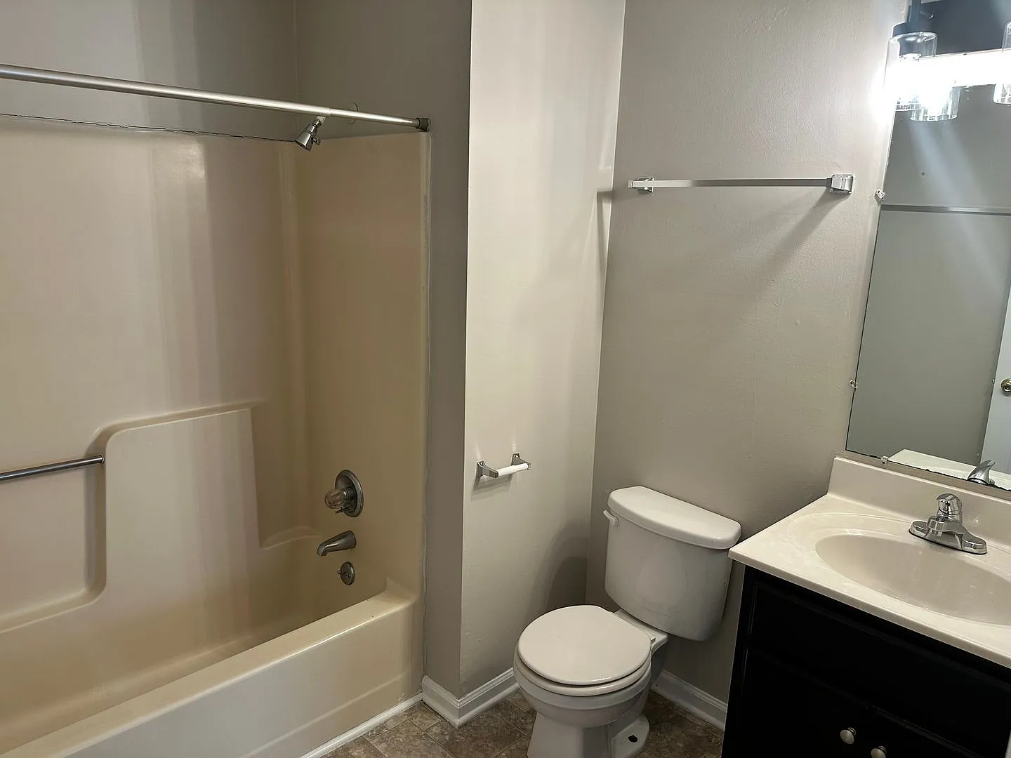 Spacious Two Bedroom Townhome In Kannapolis — Photo 2