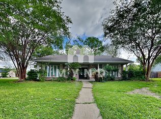 4901 Live Oak Dr, Dickinson, TX 77539