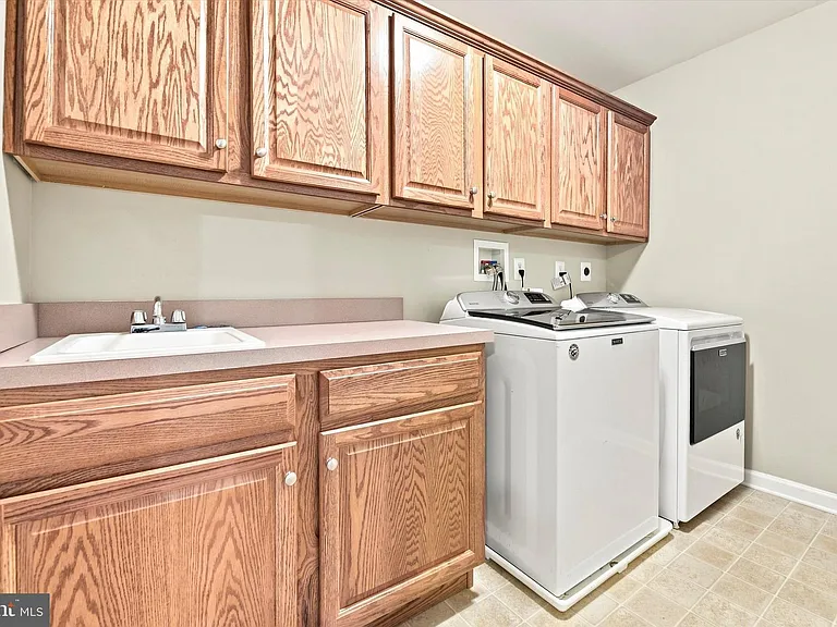 1221 Derry Ln — Photo 29