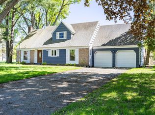 16 Sturbridge Ln, Pittsford, NY 14534