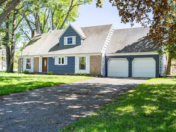 16 Sturbridge Ln, Pittsford, NY 14534