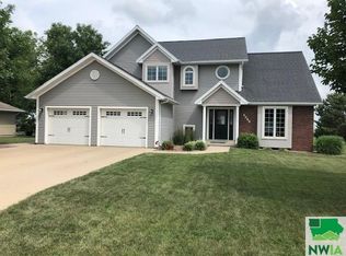 1315 8th St, Hull, IA 51239