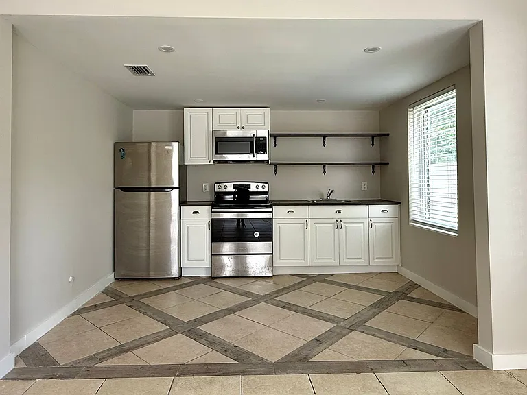 534 SW 6th Ct — Photo 3