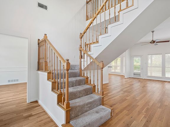 3rd image of 2113 Valley View Dr