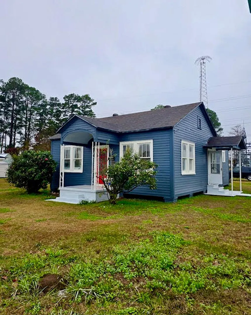 Modernized 3-Bedroom Home in the Saint Streets | Minutes from UL Campus — Photo 1