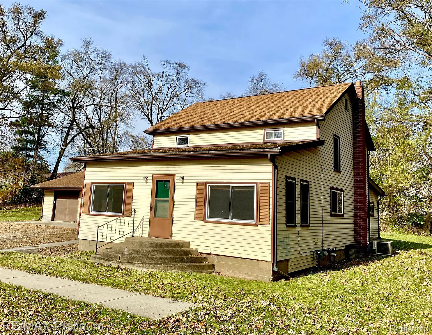 251 Portage photo 1