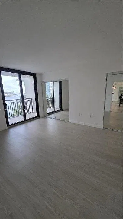 540 Brickell Key Dr — Photo 2