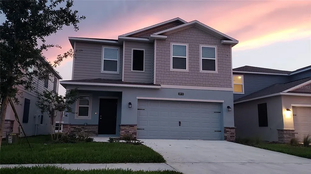 5 bed, 2.5 bath, 2112 sqft, $2,400 — Photo 1