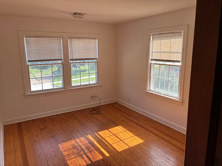 215 W Jasper St — Photo 2