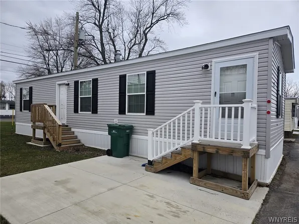 52 Shamrock Dr, Lackawanna, NY 14218