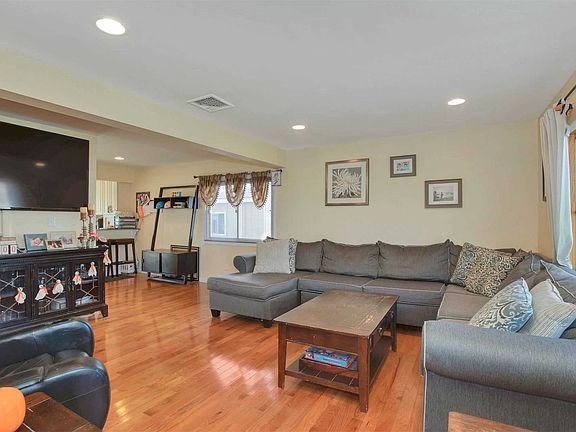 4th image of 214 Division Ave