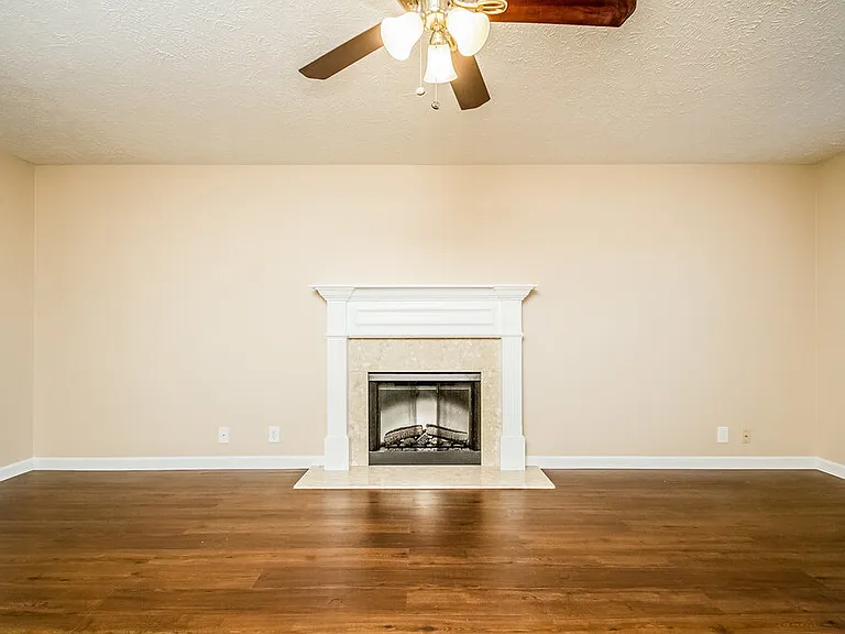408 Glenmore Ct — Photo 2