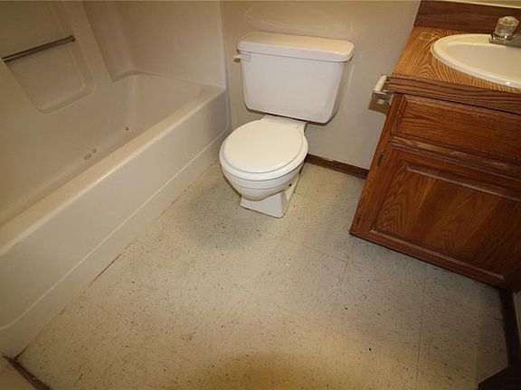 4th image of 716 NE 11th St