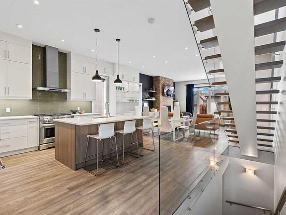 4th image of 809 N 20a Ave NE