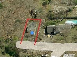 10 Columbia St, Hampton Bays, NY 11946