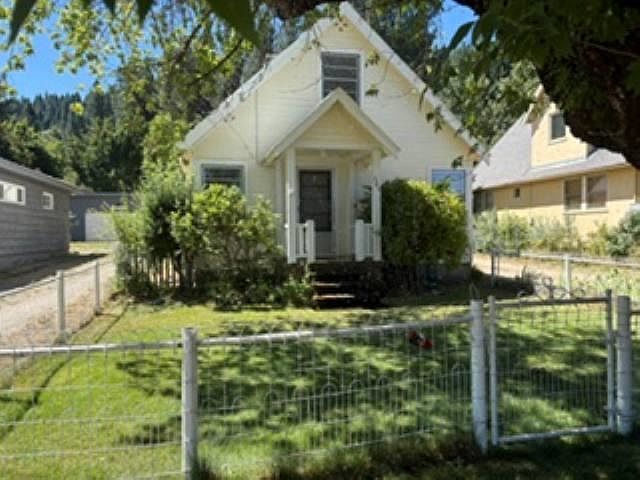 1st image of 686-688 Main St