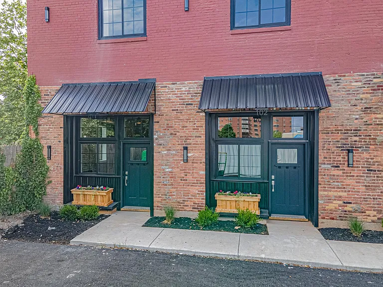 151 E Eagle St — Photo 30