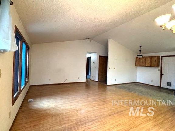 5th image of 760 Willow Dr