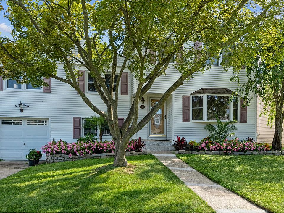 1st image of 8 Glen Dr