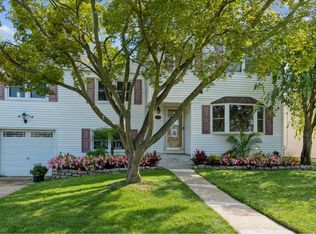 8 Glen Dr, Plainview, NY 11803