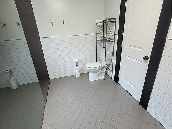 5th image of 1780 N Summit Ave