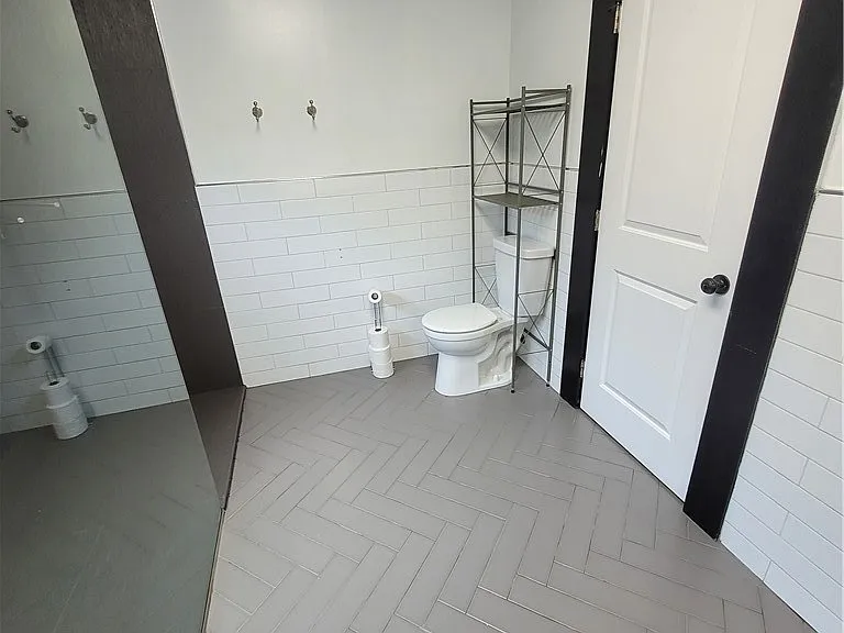 1780 N Summit Ave — Photo 5