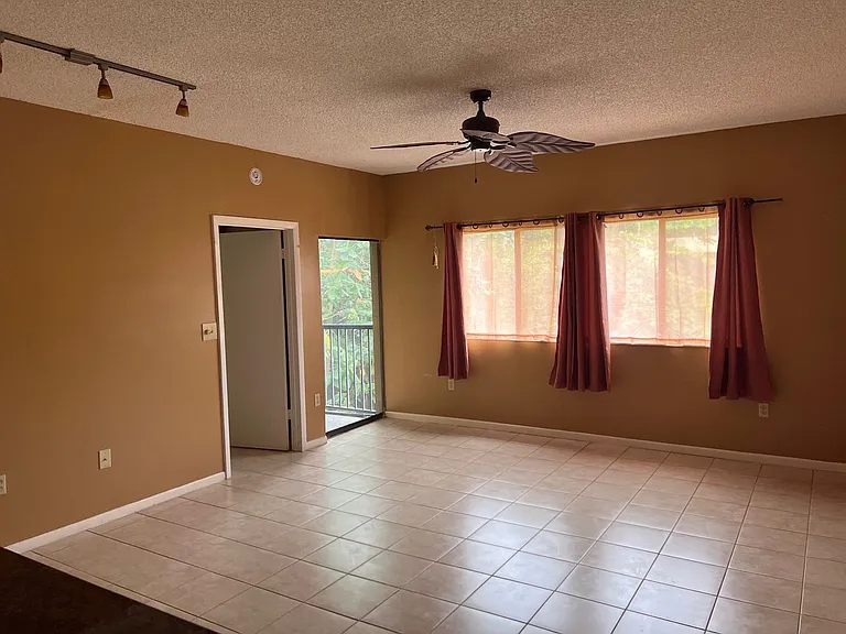 2445 SW 18th Ter #920 — Photo 6