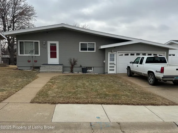 228 12th St E, Dickinson, ND 58601