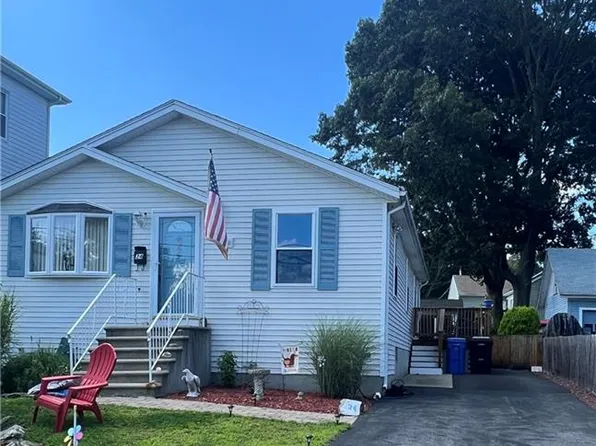 34 Cumberland St, Cumberland, RI 02864