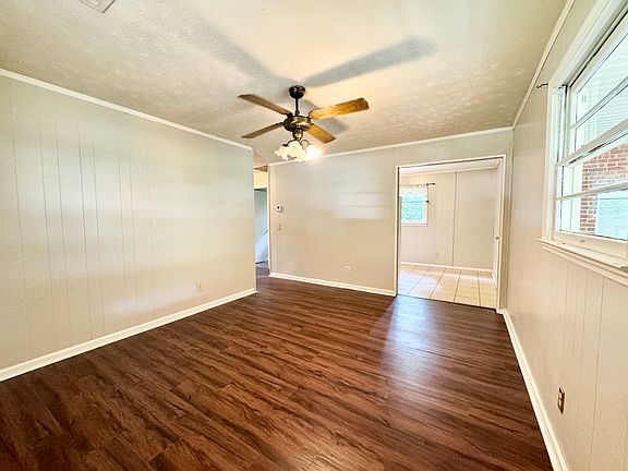 Livingroom - 11'7"x14'8"