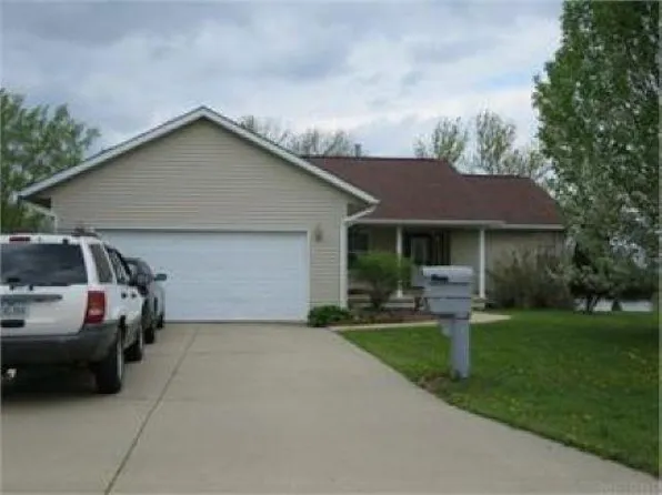 3905 Memory Ln, Waterloo, IA 50702