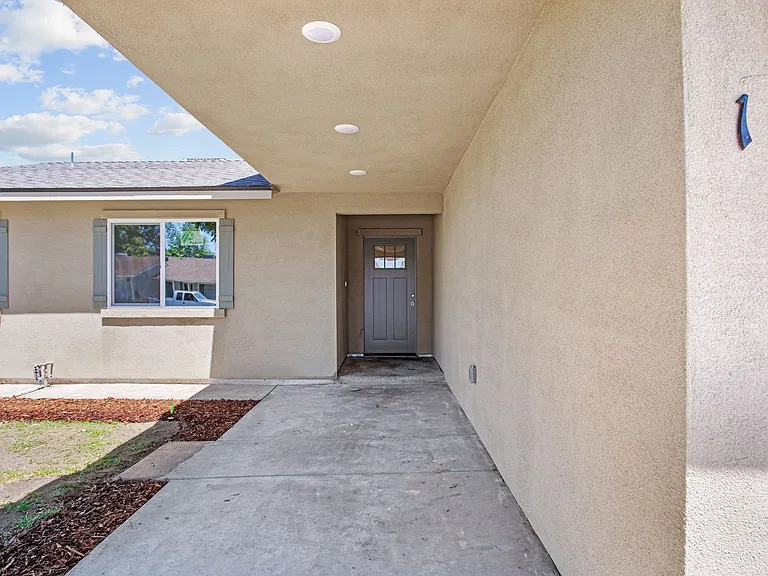 1611 Grapevine Dr — Photo 2