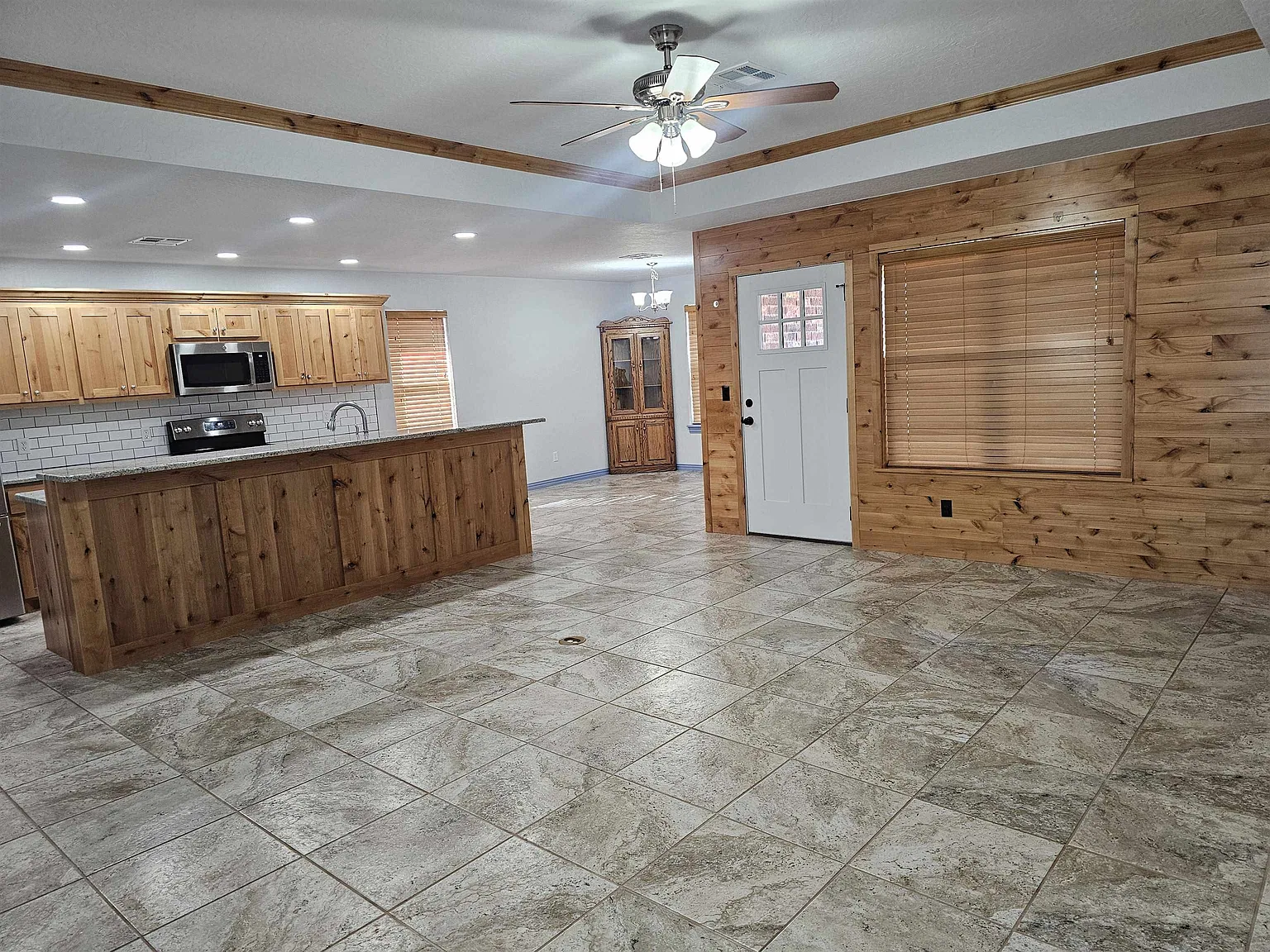 3 bed, 2.0 bath, 1620 sqft, $1,500 — Photo 2