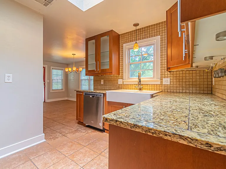 628 W Comanche St — Photo 10