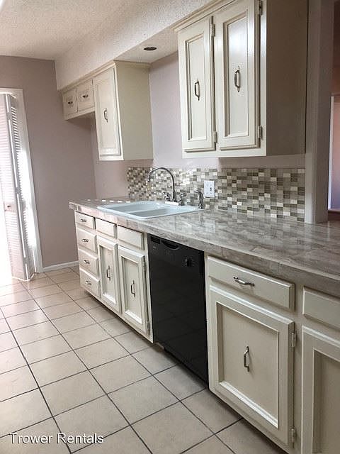 1st image of 4017 Lakeside Dr