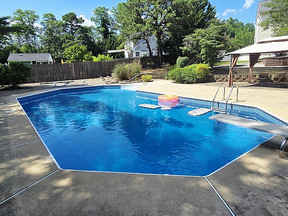 4th image of 810 Blenheim Drive