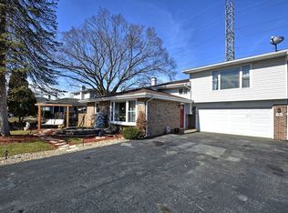 10874 Liberty Grove Dr, Willow Springs, IL 60480