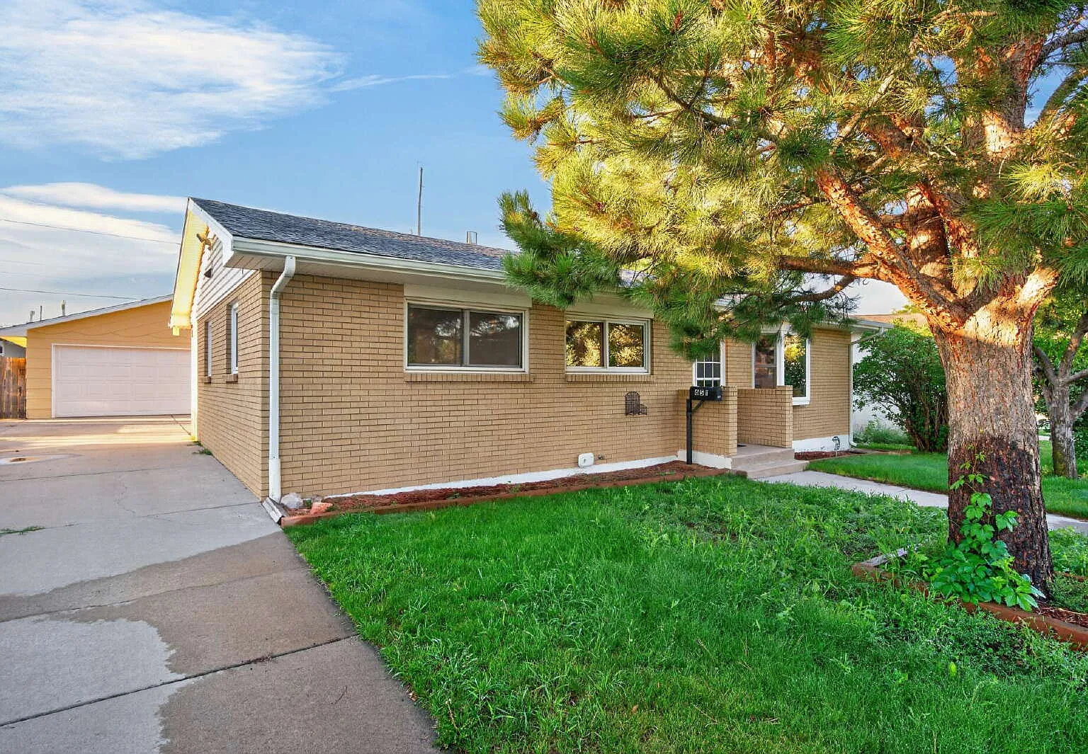 5 bed, 3.0 bath, 2470 sqft, $2,500 — Photo 4