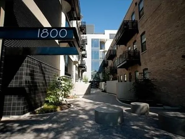 1800 W Grace St APT 321, Chicago, IL 60613